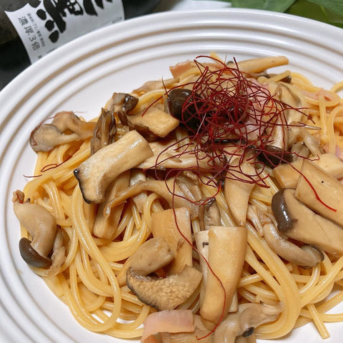 漆黒の滴で作る甘じょっぱいきのこパスタ
