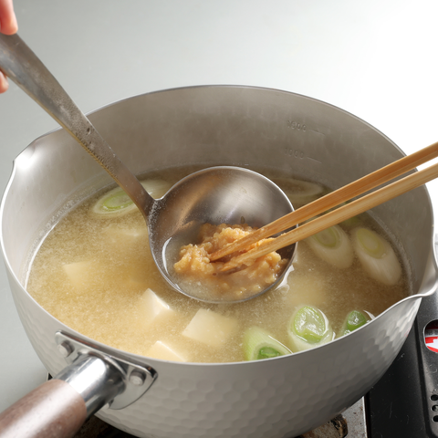 具材に火が通ったら弱火にして、味噌を溶いたら出来上がり