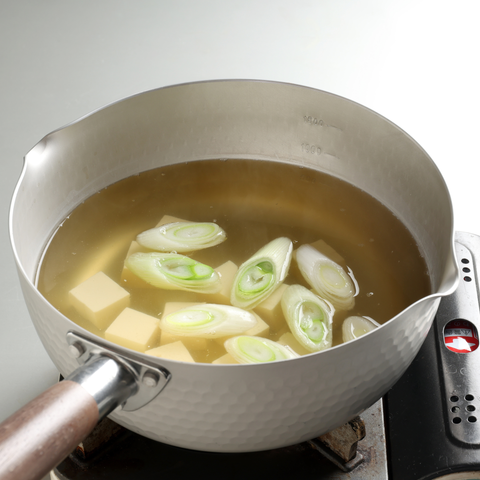 味噌汁を作る場合は、具材を柔らかくなるまで煮ます