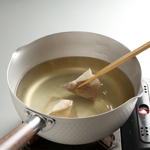 2. 沸騰したら中火にし、3～5分間煮出します。お箸で軽く揺すると、より風味が引き立ちます。