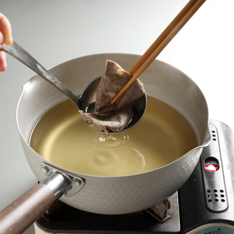 3. 火を止め、だしパックを取り出せば、おいしい基本だしの完成です。