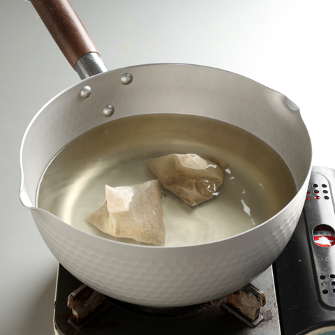 1. 鍋に400mlの水とだしパックを1袋入れ、火にかけます。